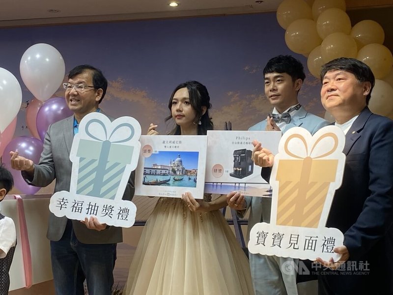 2026新北市聯合婚禮9月舉行,即日起開放報名,限額100對新人。民政局長林耀長(左)17日出席記者會說明,正取新人可獲手作對戒、家電3選1、住宿券,還有對杯、茶點禮盒等祝福禮。中央社記者黃旭昇攝 115年6月17日