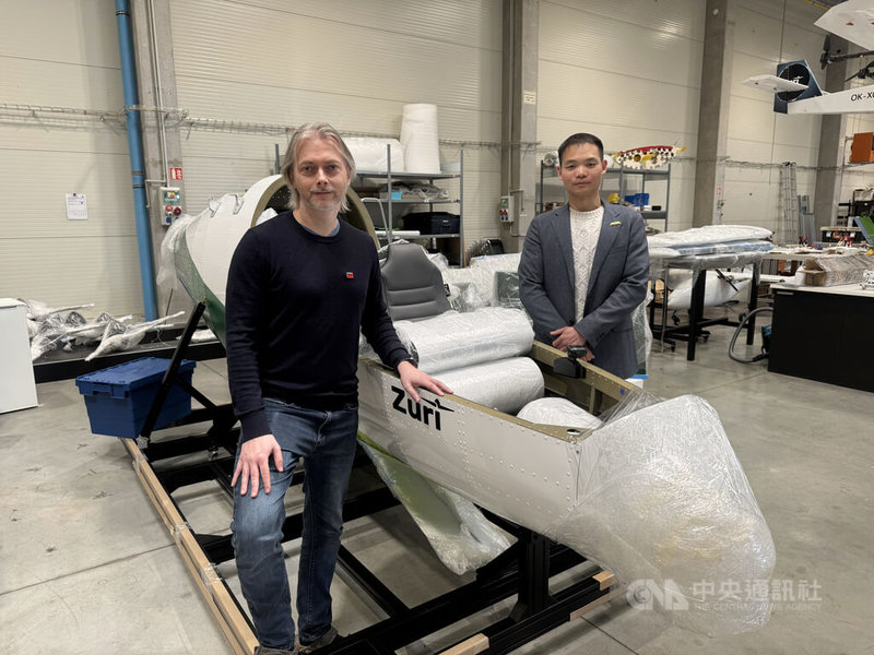 捷克航空新創公司Zuri瞄準中長程區域航空市場，希望透過航程達500至700公里的混合動力垂直起降飛機（VTOL），改變未來城際交通模式。圖為Zuri創辦人伊利奇（Michael Illich，左）以及來自台灣的飛機設計師林澤（右）。中央社記者劉郁葶布拉格攝　115年6月17日
