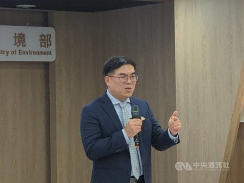 環境部17日舉辦「端午重要環境政策進度」記者會。環境部長彭啓明指出，為推動倍增都市林計畫，同步也在思考新增的廢木材能否循環再利用，目前考量之一將會是製成「生物炭」。中央社記者張雄風攝　115年6月17日