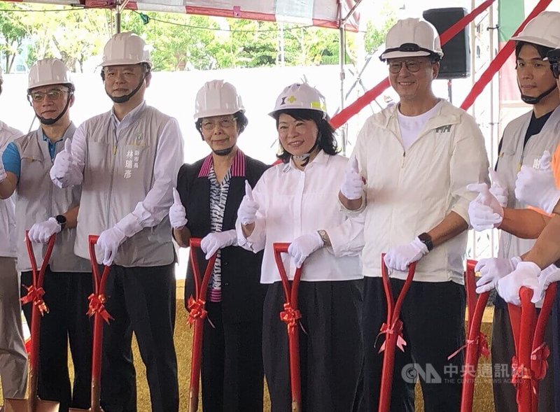 嘉義市政府17日在已拆除的建國二村基地舉行眷村生活文化館動土典禮，將保存珍貴眷村文化記憶。市長黃敏惠（右3）、出身當地的製作人王偉忠（右2）等人出席。中央社記者黃國芳攝　115年6月17日