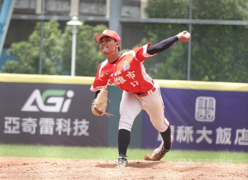 115年玉山盃青棒賽高雄市隊高一左投邱孝佑（圖）展現大將之風，17日後援5局無失分，壓制勁敵桃園打線，助隊9比2搶勝晉4強。中央社記者謝靜雯攝 115年6月17日