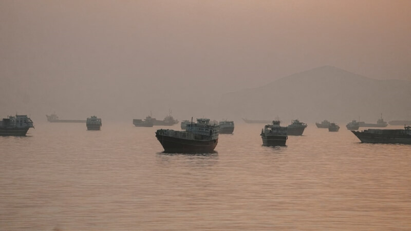 圖為停泊在荷莫茲海峽上的船隻。（路透社）