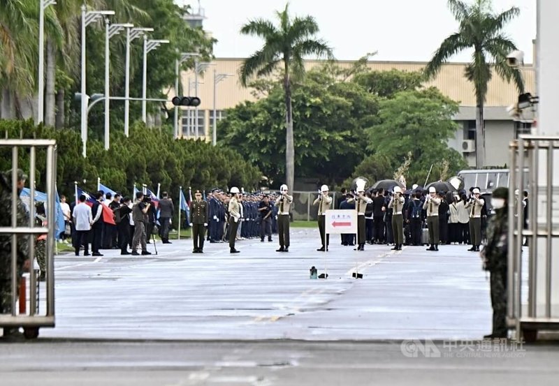 空軍T-34C型教練機2日訓練時墜毀,飛官過俊男、盧季佑殉職。軍方17日在空軍官校舉辦聯合告別式。圖為媒體在空軍官校校門外採訪拍攝聯合告別式。中央社記者董俊志攝 115年6月17日
