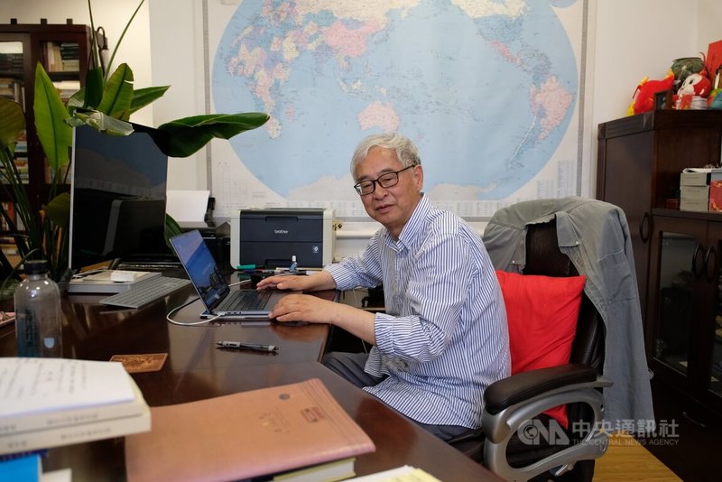 第7屆唐獎漢學獎由中國歷史學者葛兆光獲得。圖為葛兆光平時在研究室工作的身影。中央社記者廖文綺上海攝　115年6月17日