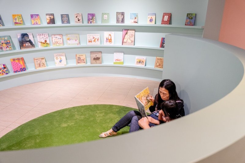 高雄市立美術館今年起至2027年推出「英國文化年」系列活動,首檔展覽「哈囉,大笨鐘!」即日起在高雄市兒童美術館登場,現場設置親子共讀的英國經典文學閱讀區,讓孩童從書本中感受英國文化。(高美館提供)中央社記者林巧璉傳真 115年6月17日