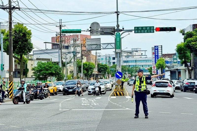 2026龍潭歸鄉文化節將於19日至21日在龍潭大池周邊舉行，市長盃龍舟賽及煙火晚會預估吸引數萬人潮湧入，桃園市警局龍潭分局表示，將以現有警力結合協勤民力執行交通管制及疏導勤務，重點針對活動會場周邊道路加強交通管理。（桃園市警局龍潭分局提供）中央社記者吳睿騏桃園傳真　115年6月17日