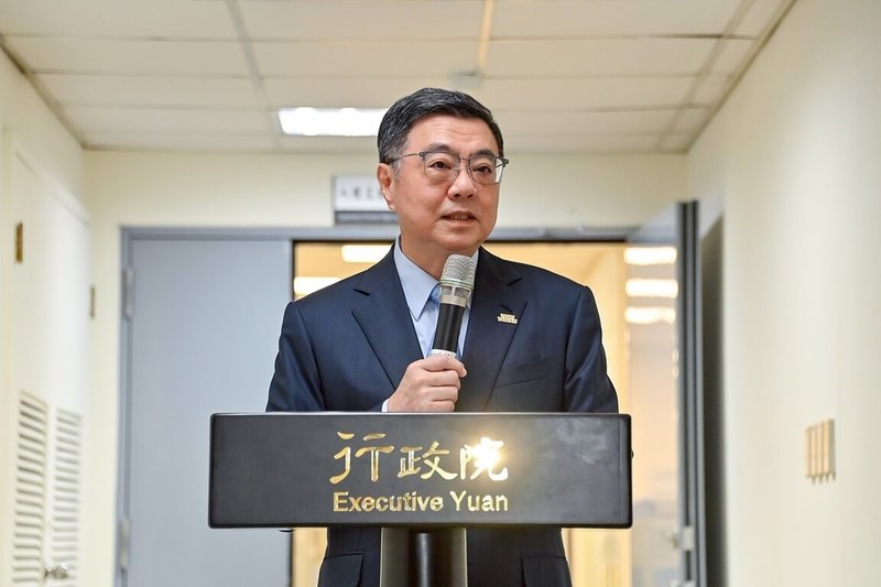 行政院強化民主韌性專案辦公室17日舉行揭牌儀式，行政院長卓榮泰出席致詞，後續並實地瞭解辦公環境及設備，且為辦公室人員加油打氣。（行政院提供）中央社記者賴于榛傳真　115年6月17日