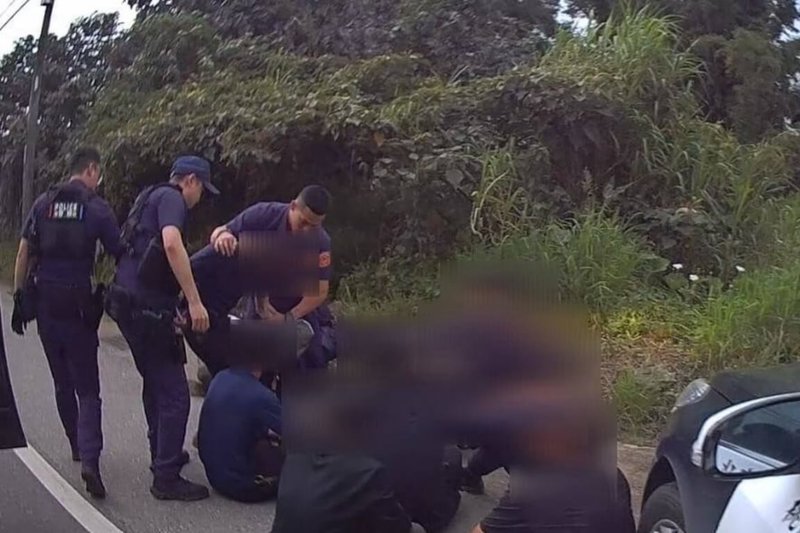 桃園市警局蘆竹分局外社派出所員警執行巡邏及查緝酒（毒）勤務時，發現一輛廂型車行跡異常，員警盤查發現車內擠滿乘客，且眾人神情緊張、說詞閃爍，無法清楚交代身分，員警立即通報支援警力到場協助，順利將車上8名越南籍移工帶返派出所查證身分。（桃園市警局蘆竹分局提供）中央社記者吳睿騏桃園傳真　115年6月17日