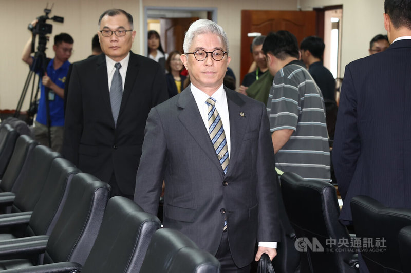 國防部副部長徐斯儉（中）17日在立法院受訪時表示，國軍對於無人系統與反無人系統的作戰需求始終存在，而且需求越來越大，所以國防部會依行政院指導，用各式各樣方法，包含追加預算、年度預算、特別預算等，補充這方面的作戰需求。中央社記者王騰毅攝  115年6月17日