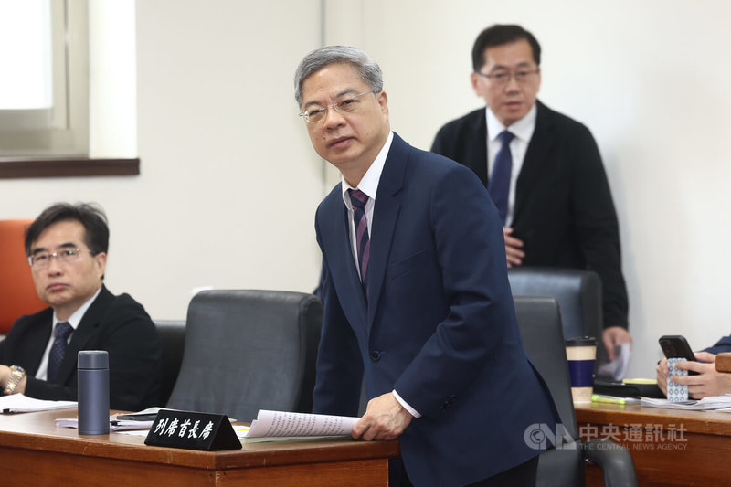 外媒報導，台電將從8家公股銀行取得新台幣3000億元專案貸款。對此，經濟部長龔明鑫（中）17日在立法院受訪時表示，台電採購能源需大量資金，不過目前承受虧損，因此資金需求應用於短期融通，融資僅是業務上周轉性資金，期盼能爭取到撥補或增資。中央社記者王騰毅攝  115年6月17日