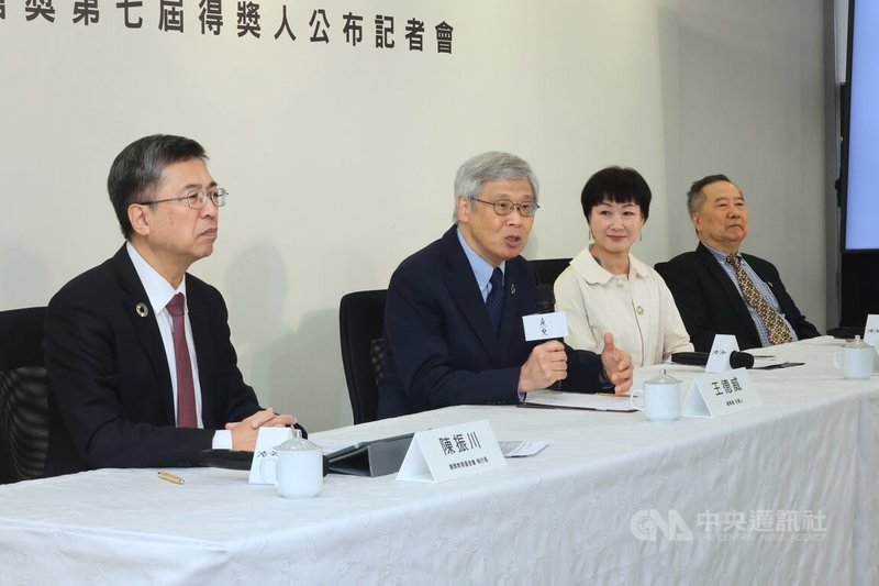 唐獎基金會17日宣布第7屆漢學獎得主,由目前任職於中國復旦大學文史研究院的葛兆光獲得殊榮。左2為漢學獎召集人王德威。左1為唐獎執行長陳振川。中央社記者王飛華攝 115年6月17日