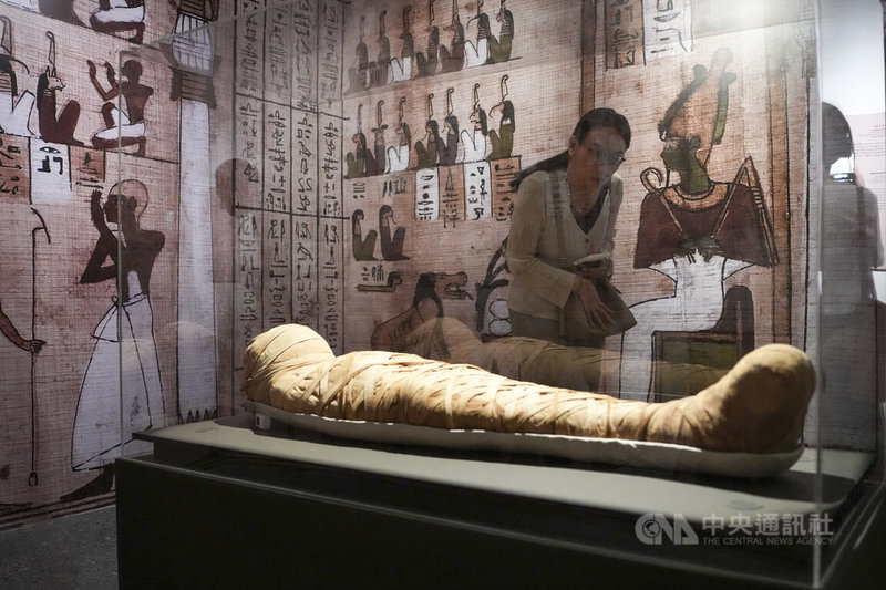 國立歷史博物館「埃及木乃伊-永生傳說」國際特展即將登場,17日舉辦開幕記者會,展覽精選上百件真跡文物,展示古埃及人如何追求永生,民眾也能近距離一睹珍貴文物。中央社記者鄭清元攝 115年6月17日