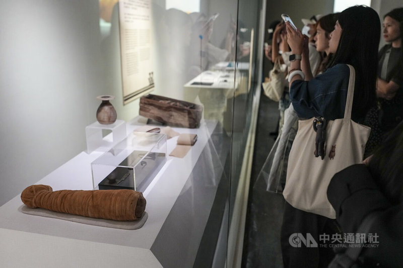 國立歷史博物館17日舉辦「埃及木乃伊-永生傳說」國際特展開幕記者會,展場展出古埃及動物木乃伊等文物,吸引民眾駐足參觀拍照。中央社記者鄭清元攝 115年6月17日