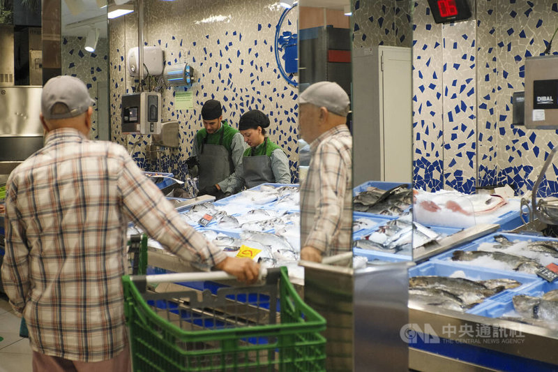 西班牙連鎖超市龍頭梅爾卡多納超市(Mercadona)今年宣布,為了經濟效益,未來將撤除賣場內的魚鋪,僅銷售處理好、包裝好的魚片和魚塊,將導致西班牙年輕人能接觸、購買鮮魚的地點大大減少。中央社記者胡家綺馬德里攝 115年6月17日