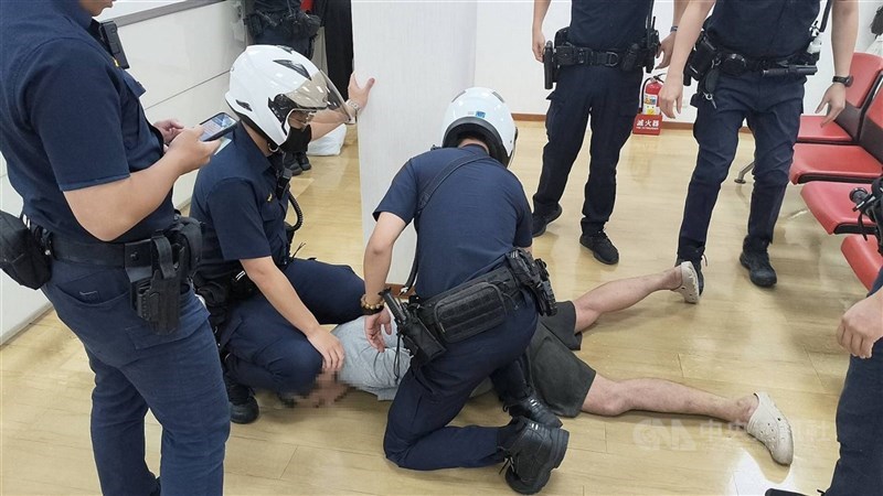 新北警方17日表示,板橋區館前東路台新銀行板南分行,17日上午遭1名男子持剪刀搶奪,線上警力立即前往壓制並逮捕王姓嫌疑人,現場無人受傷,將調查是否有共犯。 (翻攝畫面) 中央社記者黃旭昇傳真 115年6月17日