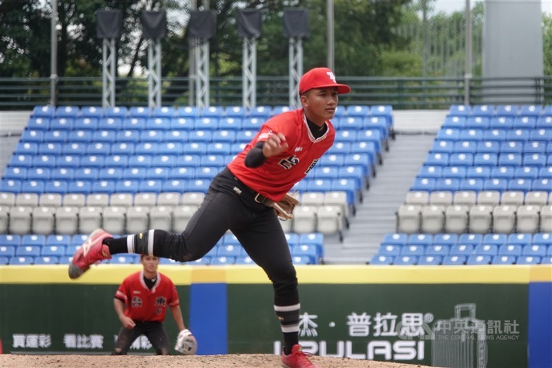 中職富邦悍將17日宣布與19歲右側投手黃宇昇（圖）簽訂自主培訓合約。（中央社檔案照片）