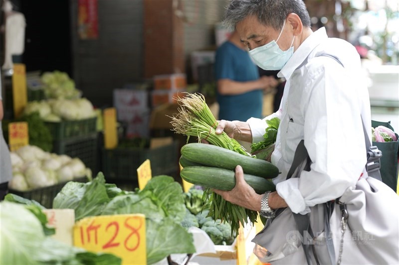 圖為民眾在市場採買蔬菜。（中央社檔案照片）