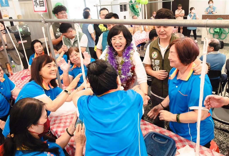 新北市鶯歌區「粽心薈萃、智藝雙絕」包粽活動,13日下午在鶯歌區公有市場舉行,民進黨新北市長參選人蘇巧慧(2排右3)與黨籍市議員廖宜琨(2排右2)到場,與民眾近距離互動。 (蘇巧慧競選辦公室提供) 中央社記者黃旭昇傳真 115年6月13日