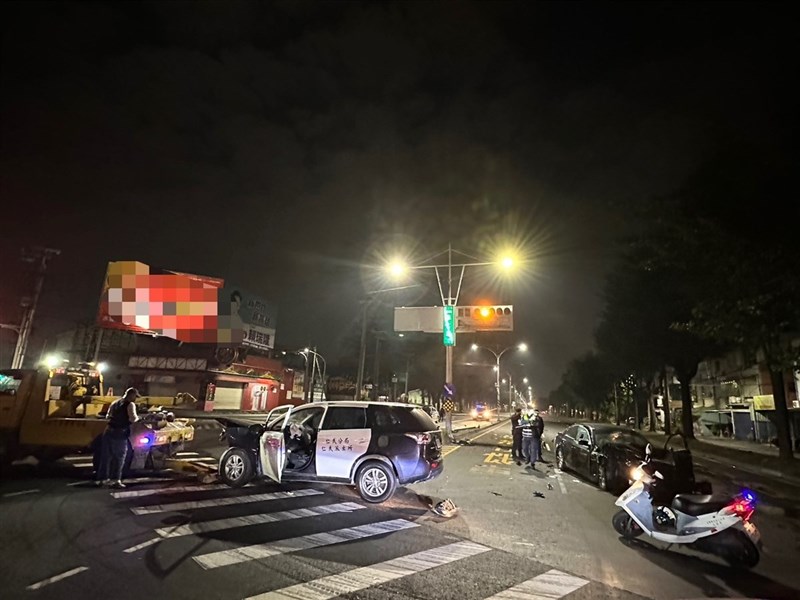 李姓男子於民國113年12月18日凌晨在高雄市仁武區拒絕警方盤查，遭追緝約3公里後在路口衝撞警車被攔截圍捕，造成警車毀損、3名員警受傷。（高雄市政府警察局仁武分局提供）