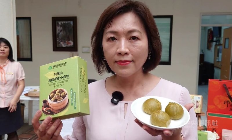 嘉義縣政府自創品牌「嘉義優鮮」認證的18家業者產品,將前進2026台北國際食品展,番路鄉農會總幹事趙幸芳(圖)推薦新創產品阿里山烏龍茶香小肉包。中央社記者蔡智明攝 115年6月17日