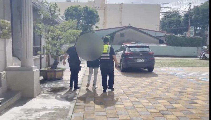 台中市警方巡邏經過神岡區大豐北街與豐社路時，發現1車停等紅燈違規超越停止線，駕駛拒絕配合稽查欲開走遭制止，警方除在車內查獲毒品，駕駛毒品快篩陽性，17日遭警方移送法辦。（民眾提供）中央社記者郝雪卿傳真   115年6月17日
