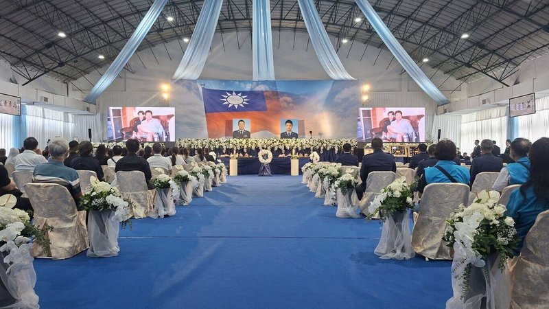 空軍T-34C型教練機2日訓練時墜毀，飛官過俊男、盧季佑殉職。軍方17日在空軍官校舉辦聯合告別式，會場在國旗前擺放2人照片，場面隆重莊嚴。（民眾提供）中央社記者洪學廣傳真　115年6月17日