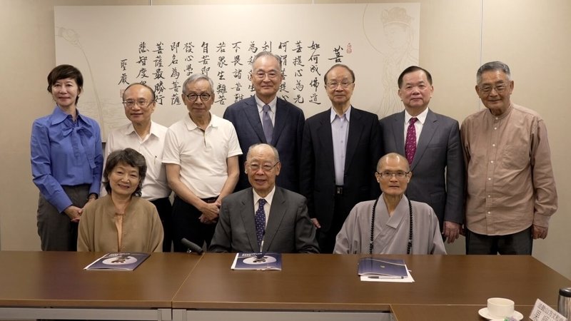 法鼓山人文社會基金會主辦2026年「關懷生命獎」，今年共9個團體及個人獲選入圍，蔣經國國際學術交流基金會董事長錢復（前中）擔任召集人，評審委員包括導演吳念真（後左3）、富邦文教基金會執行董事陳藹玲（後左1）、法鼓山方丈和尚果暉法師（前右1）等人，透過17日決審會議選出獲獎者。（法鼓山人文基金會提供）中央社記者吳欣紜傳真 115年6月17日