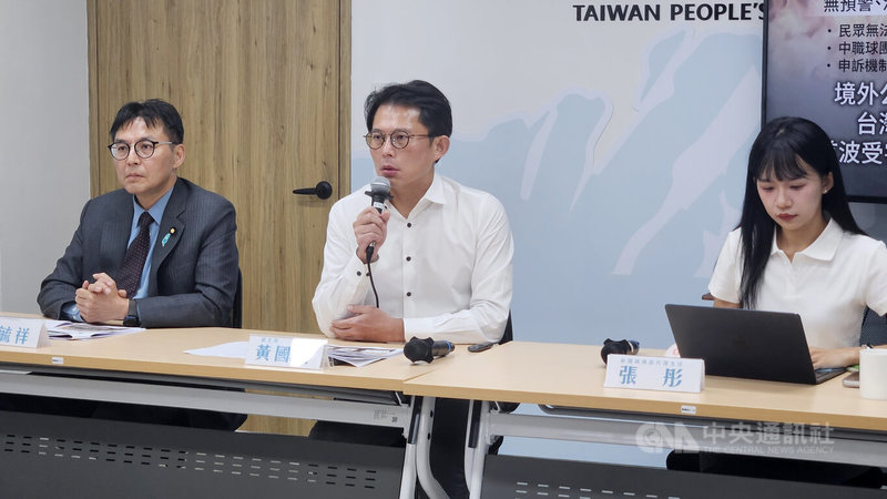 Meta旗下平台爆無預警停權災情，民眾黨17日召開「莫名停權！台灣失守的數位主權！」記者會，黨主席黃國昌（中）表示，此事件凸顯政府對大規模跨國平台業者掌控能力及台灣數位主權問題。中央社記者曾以寧攝　115年6月17日