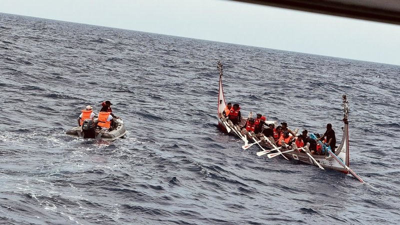 蘭嶼達悟族打造的20人拼板舟黃金友誼號，15日踏上尋親之途，16日平安抵達菲律賓巴丹群島。（Maraos瑪拉歐斯提供）中央社記者盧太城台東傳真 115年6月17日