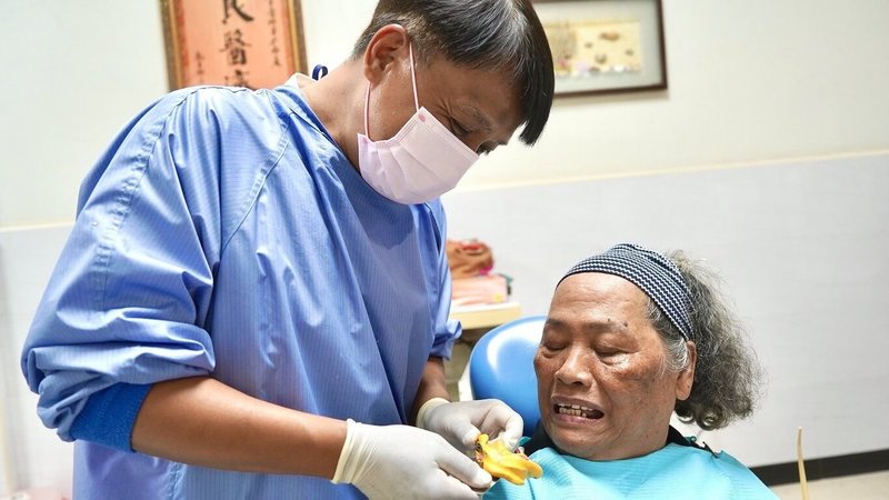 屏東縣政府推動口腔保健政策，透過偏鄉醫療服務等多元措施，提升偏鄉長者就醫可近性。（屏東縣政府提供）中央社記者李卉婷傳真　115年6月17日