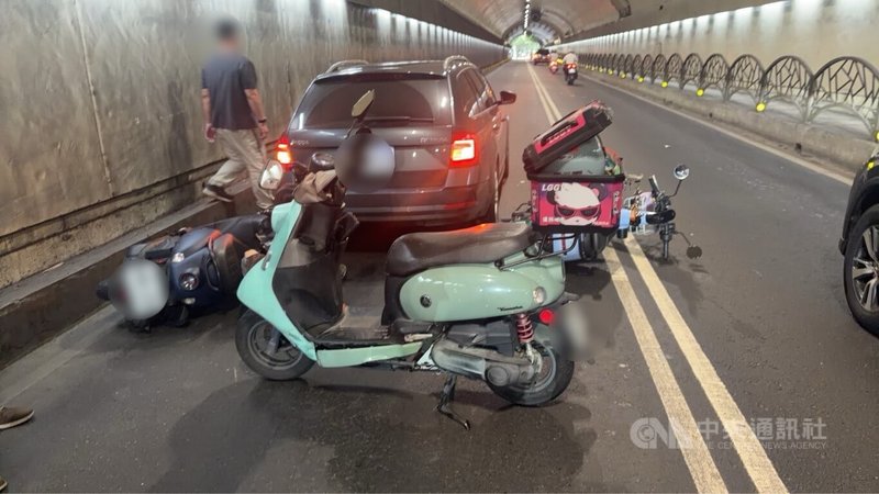 台北市自強隧道17日發生4車碰撞車禍，造成1輛汽車、3輛機車受損，3名騎士輕傷，車流一度嚴重回堵。（翻攝照片）中央社記者黃麗芸傳真 115年6月17日