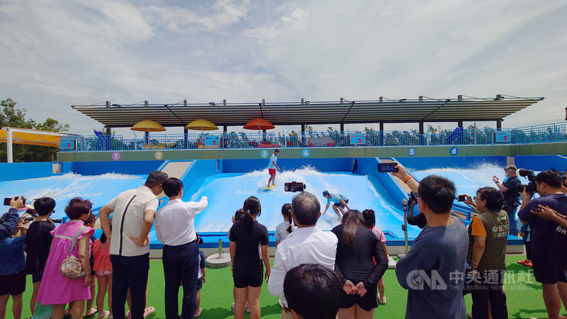嘉義縣政府與民營滑板衝浪公園合作,推出「嘉義FUN暑假 水陸雙玩法」,17日舉辦記者會,邀全台親子家庭暑假走進嘉義,展開精彩的夏日假期。中央社記者蔡智明攝 115年6月17日