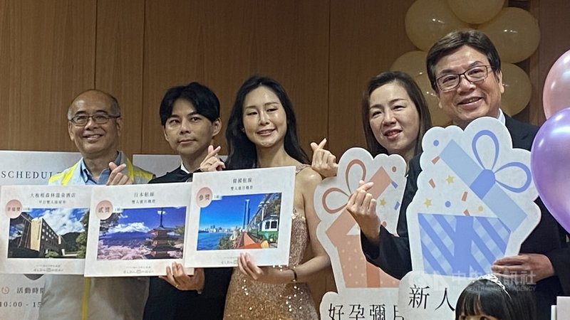 2026新北市聯合婚禮將於9月浪漫登場,副市長劉和然(右)17日出席記者會表示,今年聯合婚禮以「情定新北 永結同心」為主軸,將為100對佳偶打造時尚婚禮儀式。中央社記者黃旭昇攝 115年6月17日