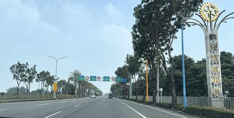 農業部林業試驗所為掌握屏鵝公路「種樹百里2.0」計畫的長遠生態效益與綠美化成果，於前期研究中證實，車載光達在長距離行道樹監測具備極佳的精度與效率。圖為屏鵝公路起點行道樹景觀。（林試所提供）中央社記者汪淑芬傳真　115年6月17日