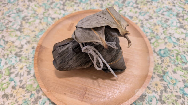 每年端午節總會掀起一波「南北粽大戰」，但看在營養師眼中，這兩種粽子都是熱量炸彈；客家粿粽低調，卻相對低負擔，是營養師首推選擇。（中央社檔案照片）