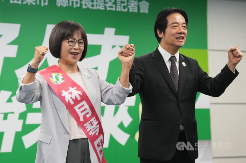 民進黨17日中執會上提名立委林月琴（左）參選苗栗市長，黨主席賴清德（右）親自出席為林月琴披掛競選背帶後一起高喊「凍蒜」口號。中央社記者徐肇昌攝　115年6月17日