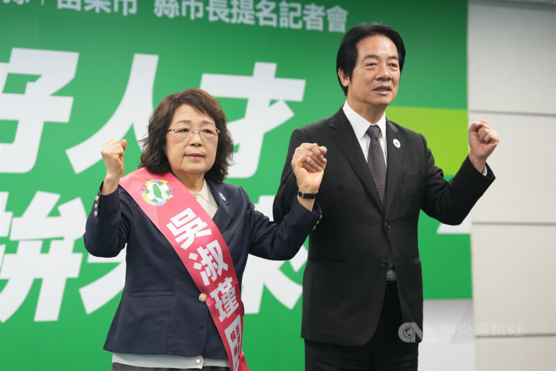 民進黨17日中執會上提名吳淑瑾（左）代替丈夫陳光復參選澎湖縣長，黨主席賴清德（右）為吳淑瑾披掛競選背帶後高喊「凍蒜」口號。中央社記者徐肇昌攝　115年6月17日