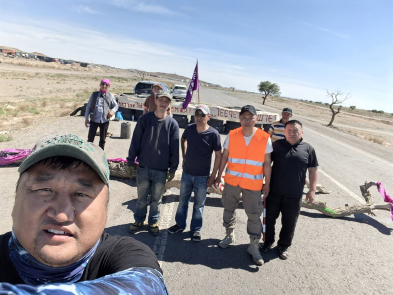 抗議人士16日封鎖力拓集團位於蒙古國的大型銅礦場對外運輸道路。（圖取自臉書激進改革運動網頁facebook.com）