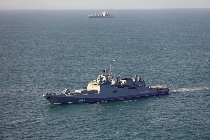 英國皇家海軍船艦4日在未知地點監視俄國海軍巡防艦「格里戈洛維奇上將號」（前）。（UK MOD © Crown copyright 2026/Royal Navy/Handout via 路透社）