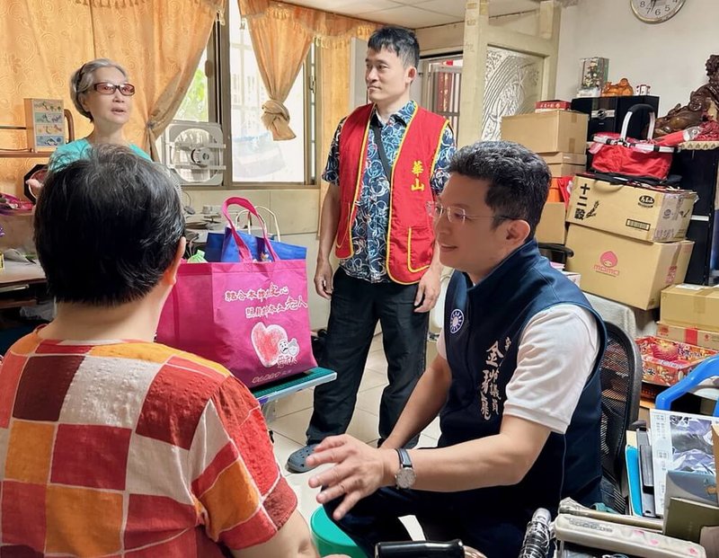 華山基金會端午關懷公益行動，獲國民黨新北市議員金瑞龍（前右）響應，17日準備120顆粽子探訪長輩，盼傳遞關懷與溫暖。（金瑞龍服務處提供）中央社記者黃旭昇傳真　115年6月17日
