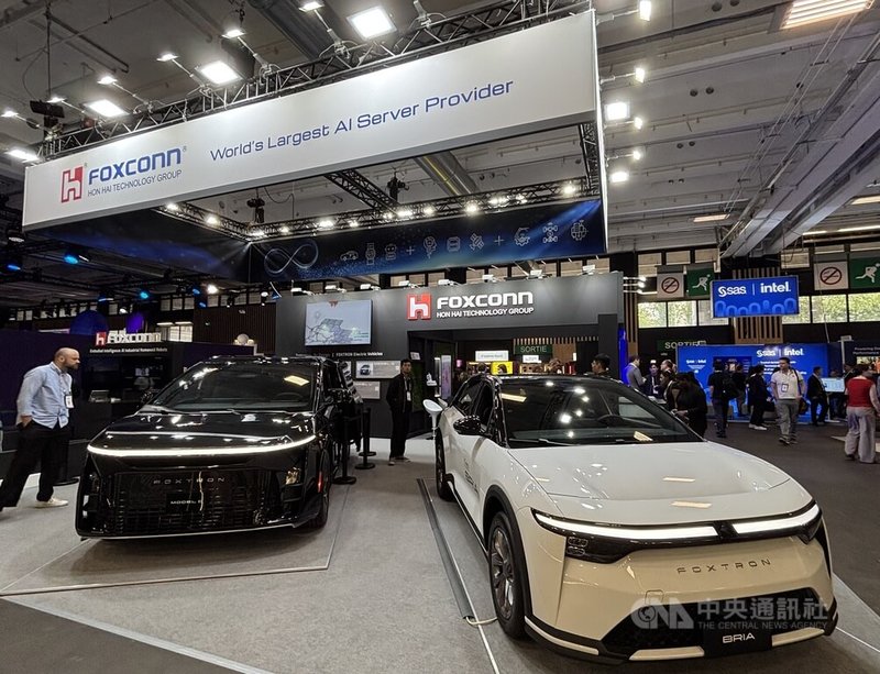 鴻海科技集團首度參加巴黎科技新創盛會VivaTech,展示旗下科技產品,包括MODEL B(BRIA)與MODEL D兩輛參考原型車。中央社記者曾依璇巴黎攝 115年6月18日