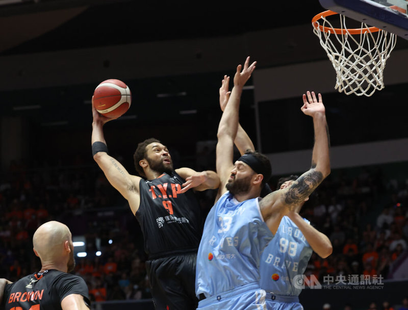台灣職籃P.LEAGUE+ 聯盟7戰4勝制總冠軍賽18日來到最終第7戰,桃園璞園領航猿力拚衛冕,洋將米爾納(Setric Millner Jr.)(持球者)強攻禁區搶分。中央社記者張新偉攝 115年6月18日