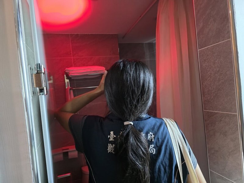 因應端午連假遊客湧入，台南市政府展開旅宿房價稽查及房間反針孔偵測。（台南市政府提供）中央社記者張榮祥傳真 115年6月18日