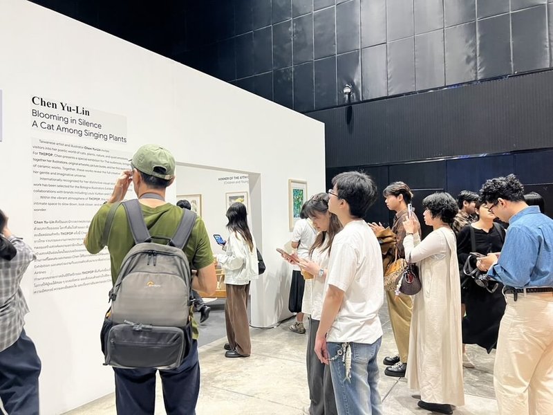 台灣插畫家陳又凌受邀於泰國首屆國際創意與IP藝術展設置專屬展區,吸引參觀民眾駐足欣賞。(BCAF提供)中央社記者李宗憲曼谷傳真 115年6月18日
