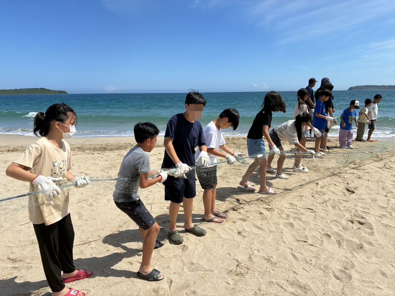 澎湖區漁會18日舉辦「牽罟體驗活動」，安排國小學童透過實際下海拉網，親身體驗早期漁民捕魚作業的辛勞與智慧。（澎湖區漁會提供）中央社  115年6月18日