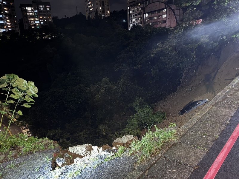 連日大雨,新北市新店區涵煙翠社區前18日下午發生邊坡土石崩落,多輛汽機車隨土石滑落,泥土中隱約還可見遭埋沒的汽車車身。(民進黨新北市議員陳乃瑜提供)中央社記者曹亞沿傳真 115年6月18日