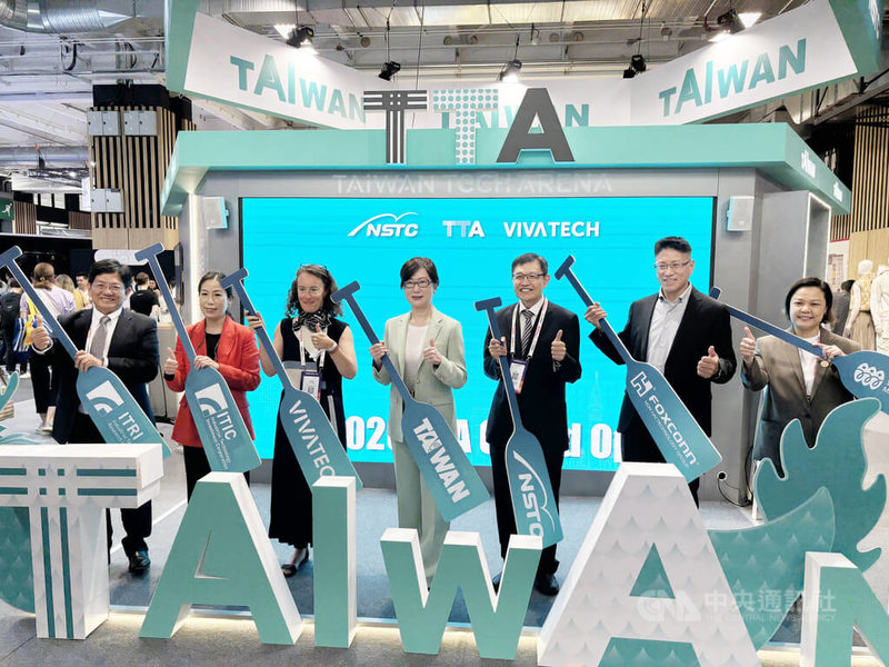 巴黎科技盛會VivaTech自17日起一連舉行4天，台灣第8度參展，34家新創企業展現運用人工智慧（AI）的實力。中央社記者曾依璇巴黎攝　115年6月18日