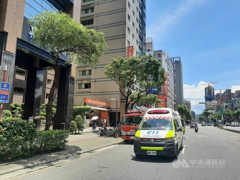 新北市板橋區文化路一棟大樓18日清洗地下室游泳池，3名工人疑似因通風不良吸入廢氣致身體不適送醫。（翻攝照片）中央社記者曹亞沿傳真　115年6月18日