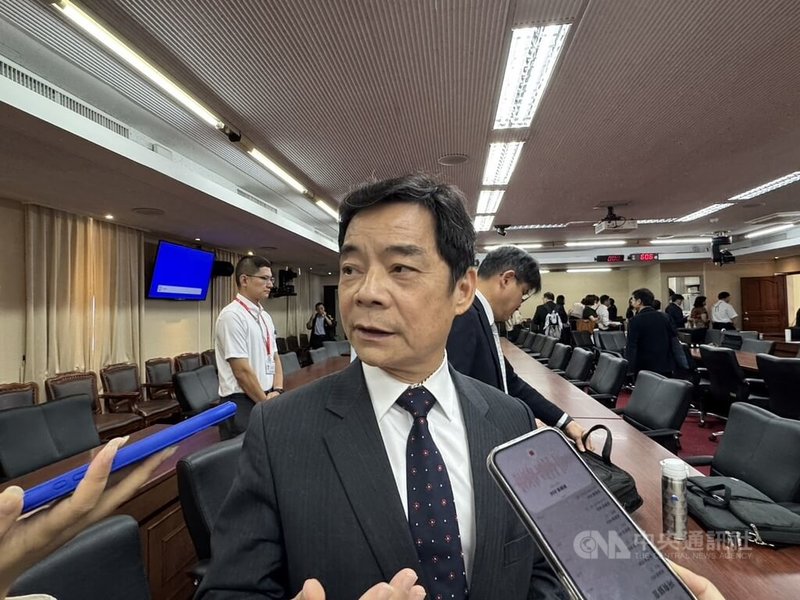 高雄市推動鐵路立體化延伸橋頭、大寮，該計畫預計增設台積電站、橋頭青埔站等2個通勤站。交通部次長伍勝園（前）18日在立法院受訪表示，地方正在做可行性評估，尚未送到交通部。中央社記者余曉涵攝　115年6月18日