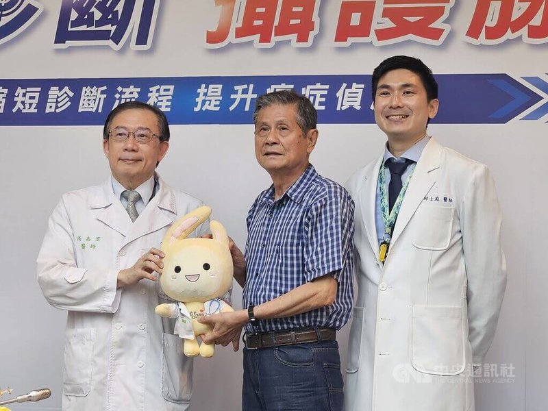78歲黃先生（中）因攝護腺特異抗原異常就醫，原先外院建議其接受侵入性手術以取得診斷，轉至台大醫院後，透過顯微超音波檢查，2週內確診攝護腺癌後順利銜接後續治療。中央社記者陳婕翎攝 115年6月18日